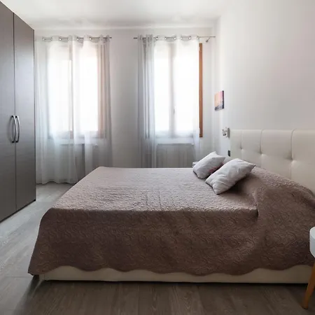 Celestia Terrazza Canal View Apartment Venice